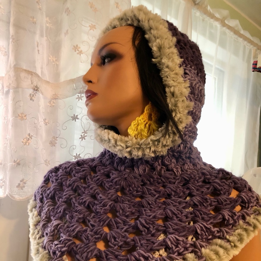 Crochet neck warmer with fur and hoodie